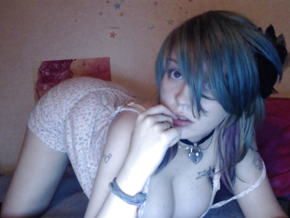 une gamine se god sur skype